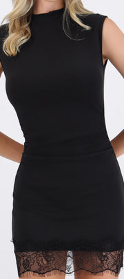 Vestido mini manga corta detalle encaje
