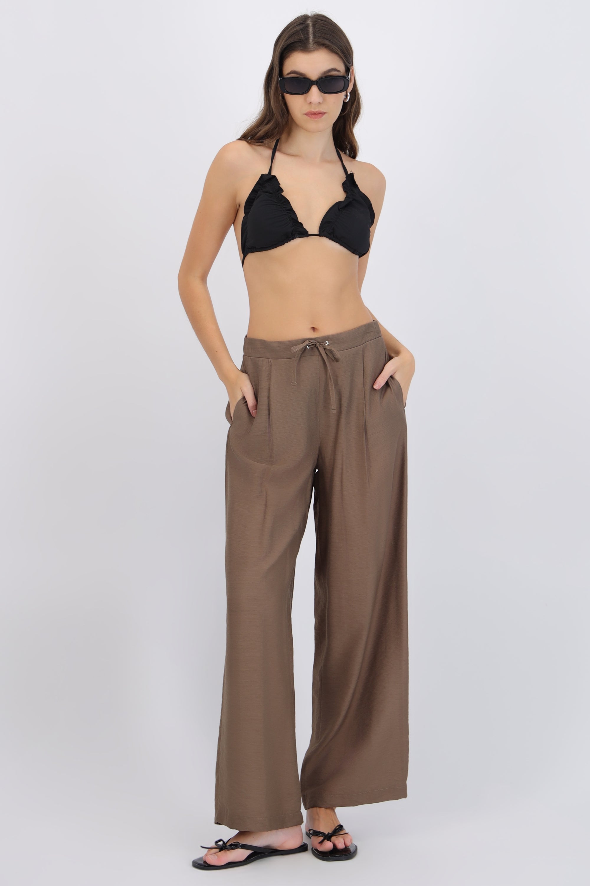 Pantalón ligero detalle pinzas con resorte