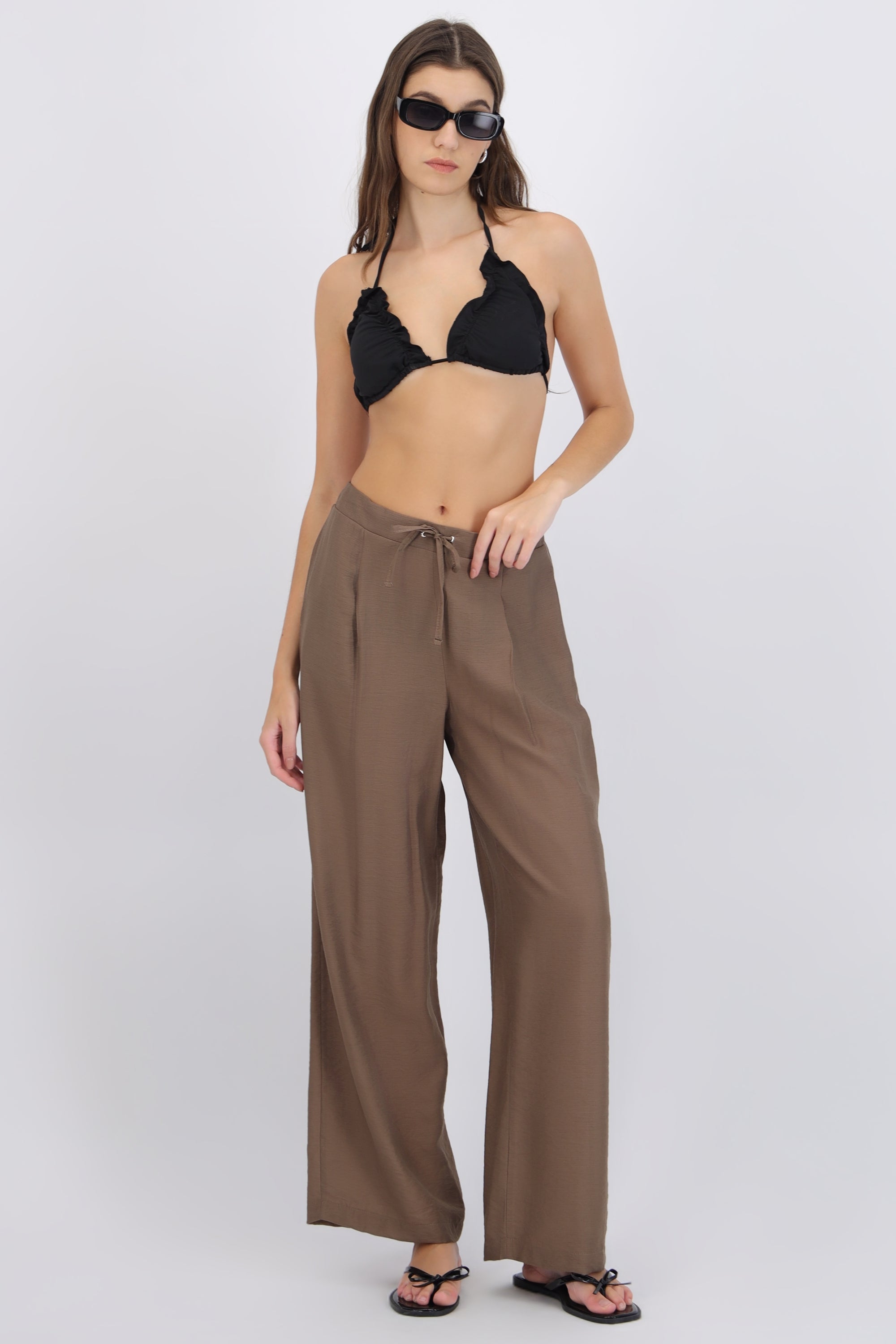 Pantalón ligero detalle pinzas con resorte
