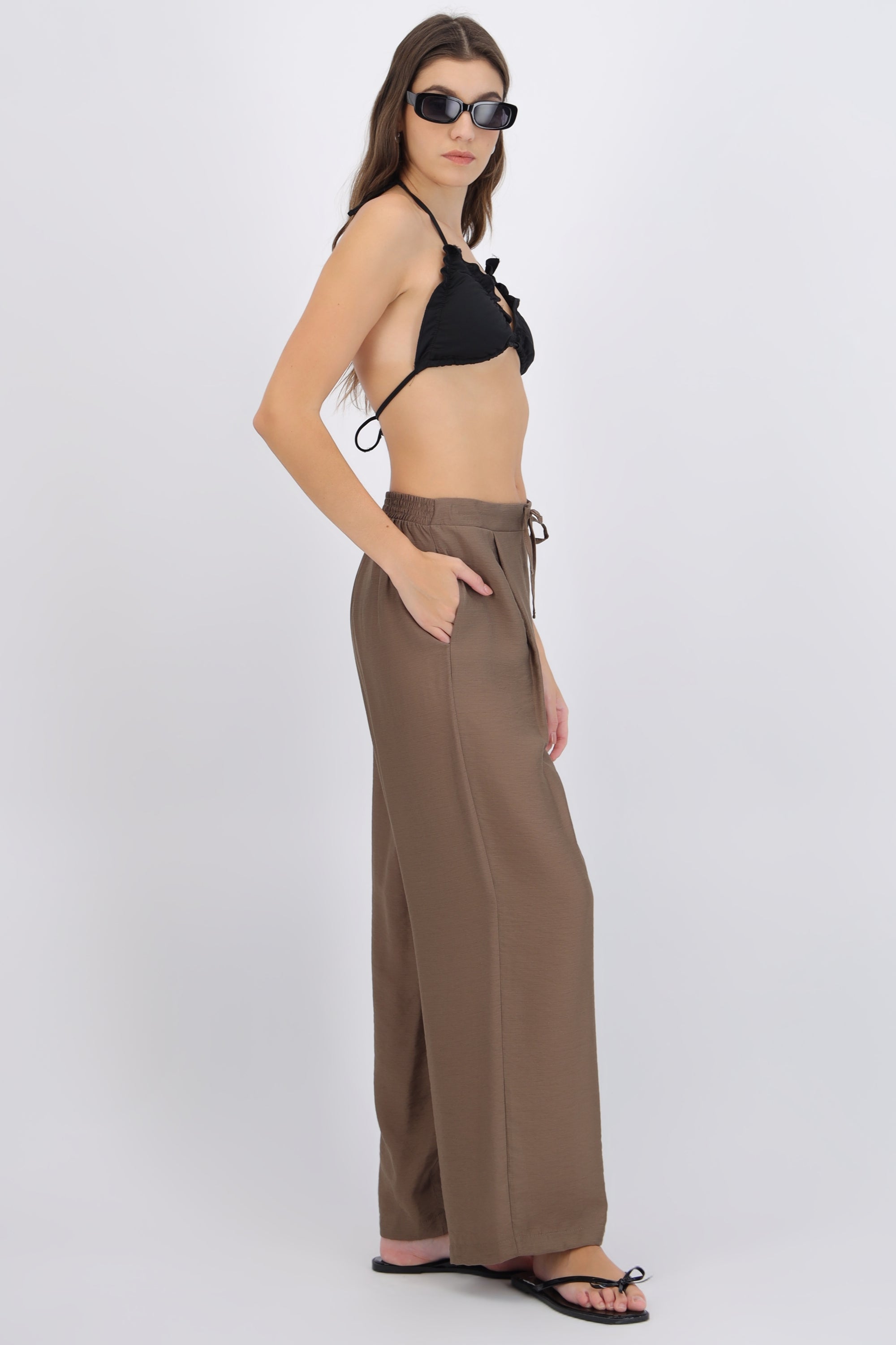 Pantalón ligero detalle pinzas con resorte