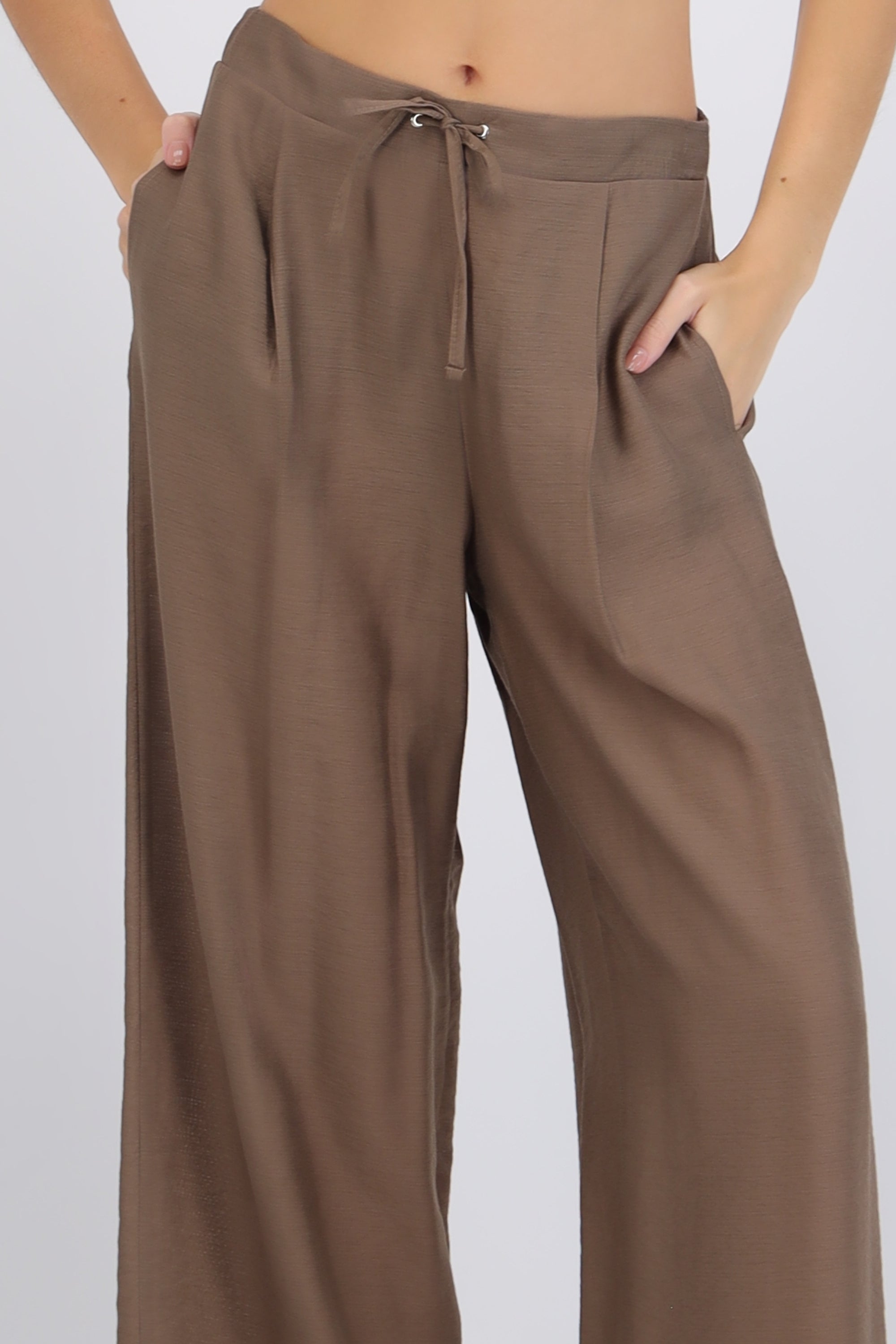 Pantalón ligero detalle pinzas con resorte