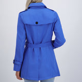 Trench con botones lisa