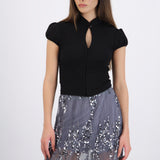 Blusa con abertura en escote