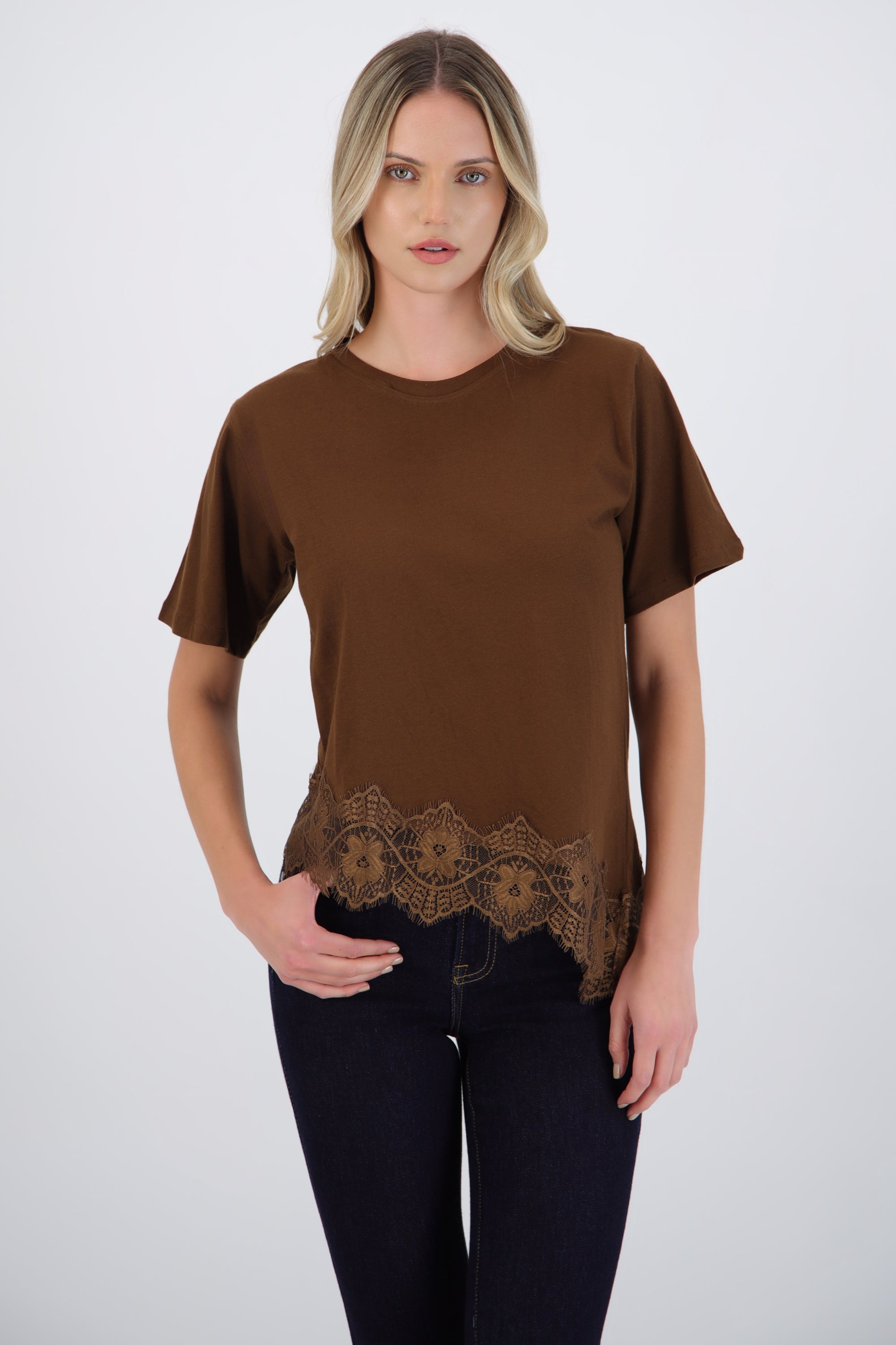 Playera con encaje asimetrico