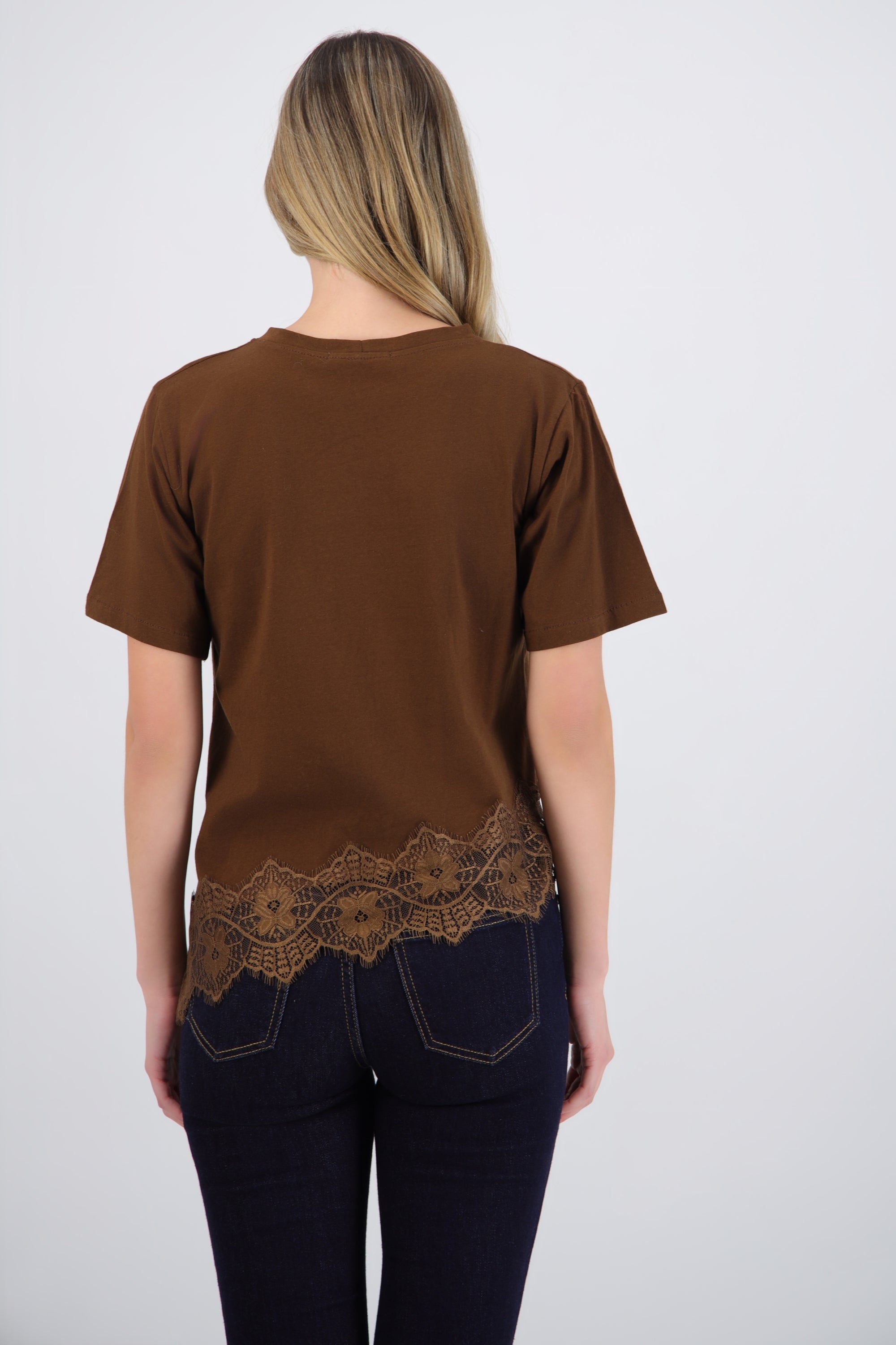 Playera con encaje asimetrico