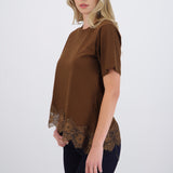 Playera con encaje asimetrico