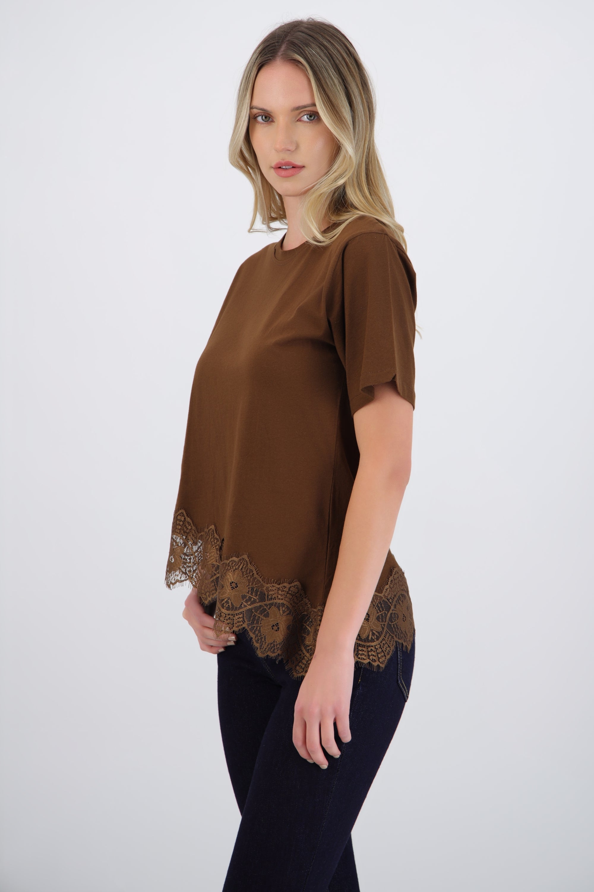 Playera con encaje asimetrico