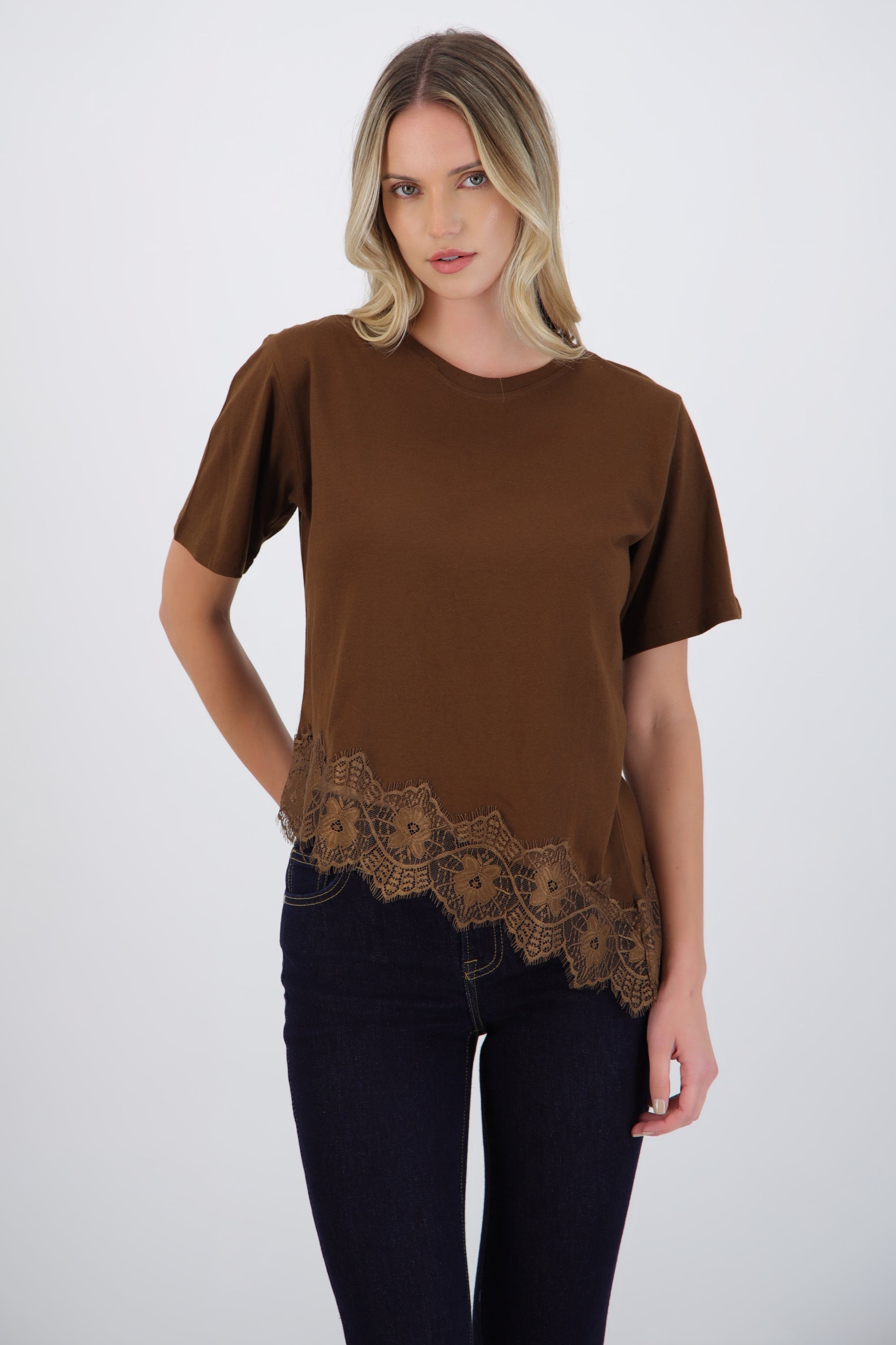 Playera con encaje asimetrico