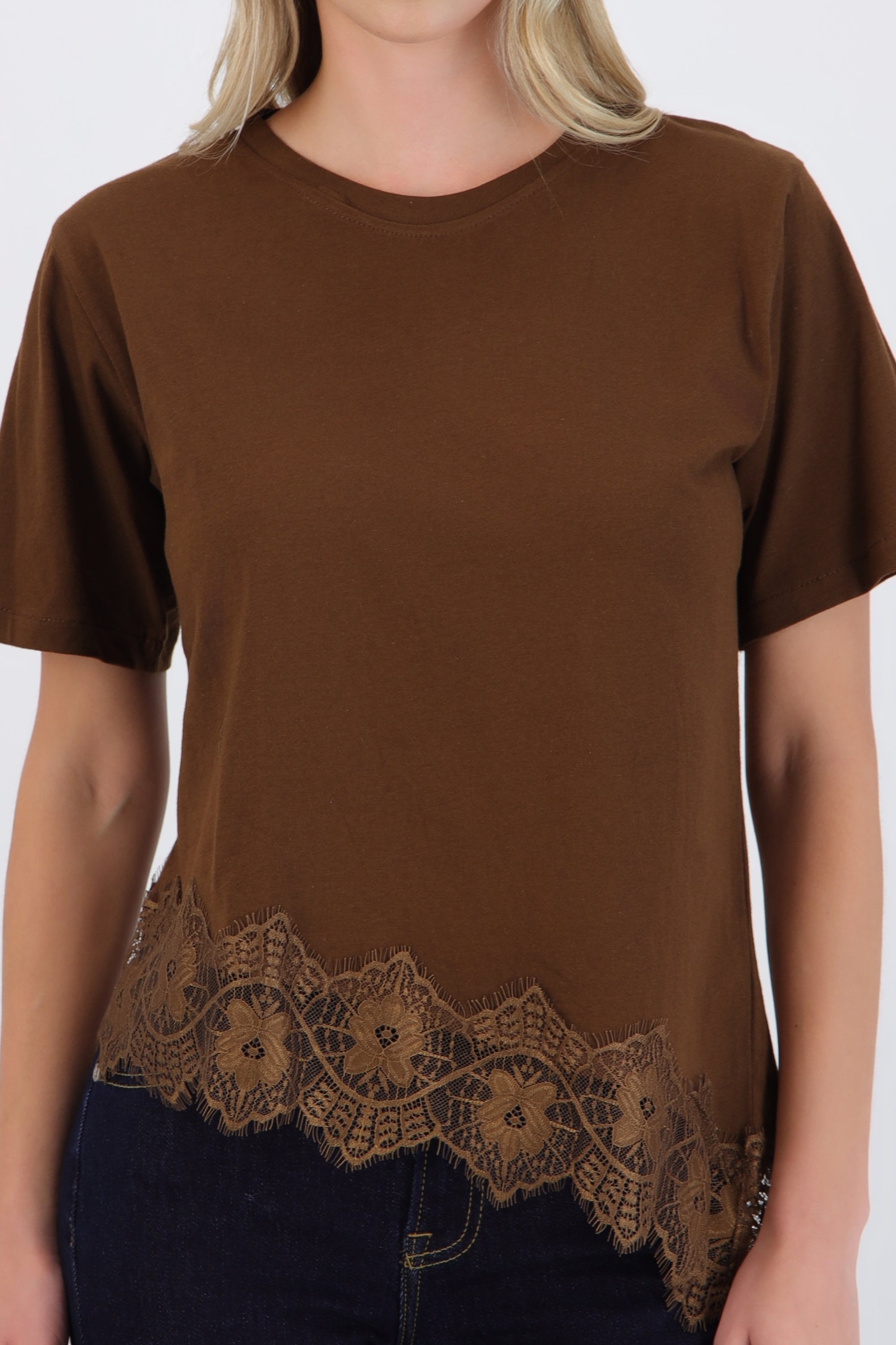 Playera con encaje asimetrico