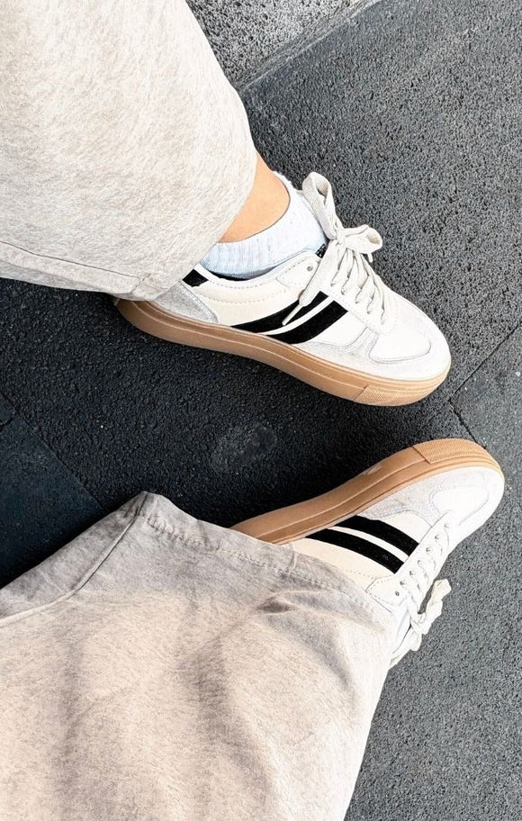 TENIS DOS LINEAS SUELA ALTA