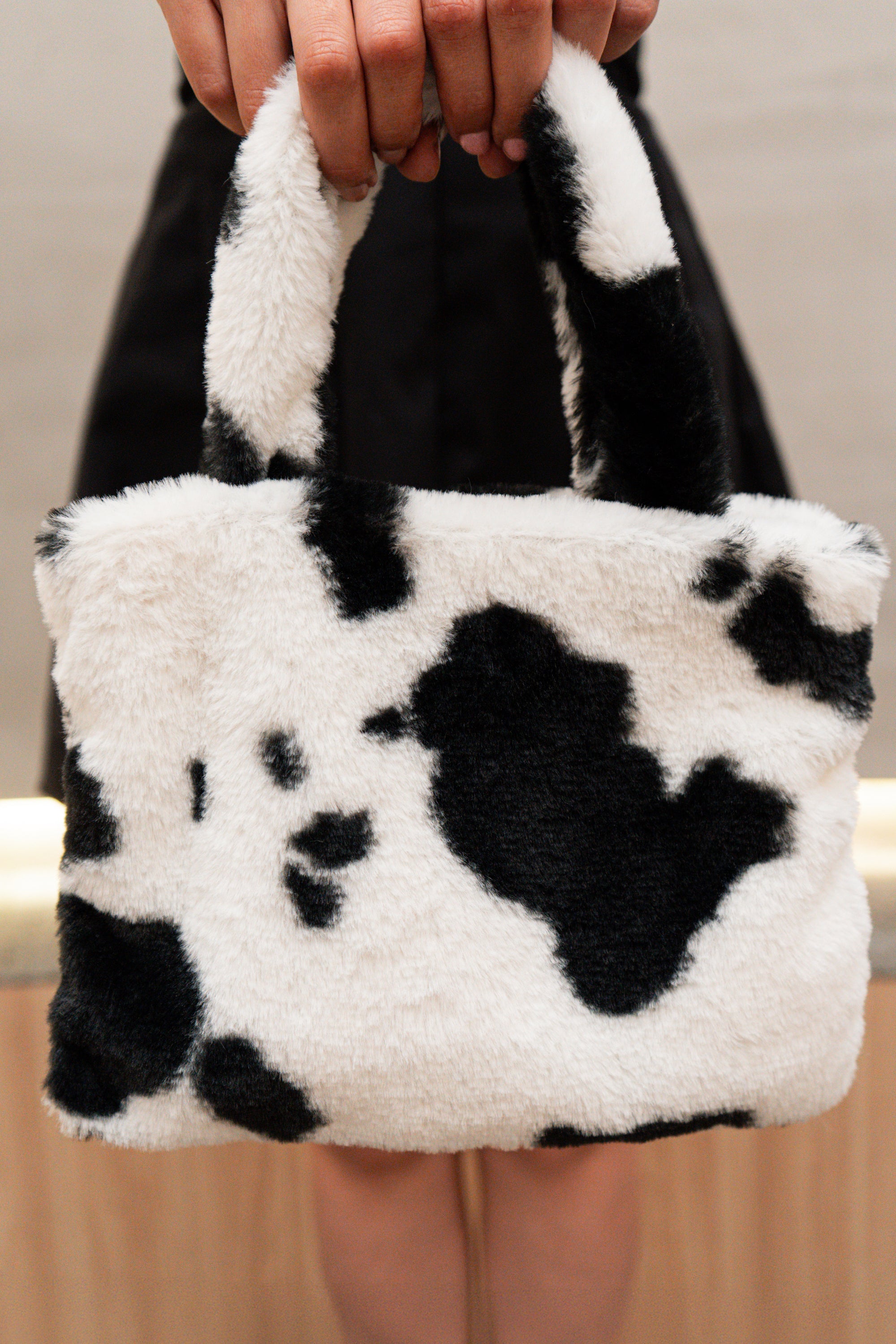 Tote fluffy vaca NEGRO BLANCO