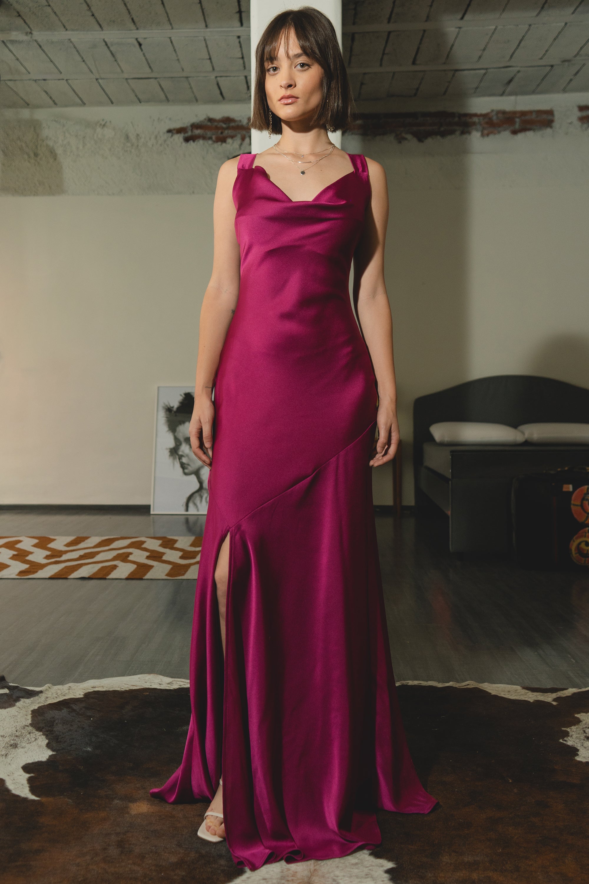 Vestido maxi escote cascada satin con abertura CIRUELA