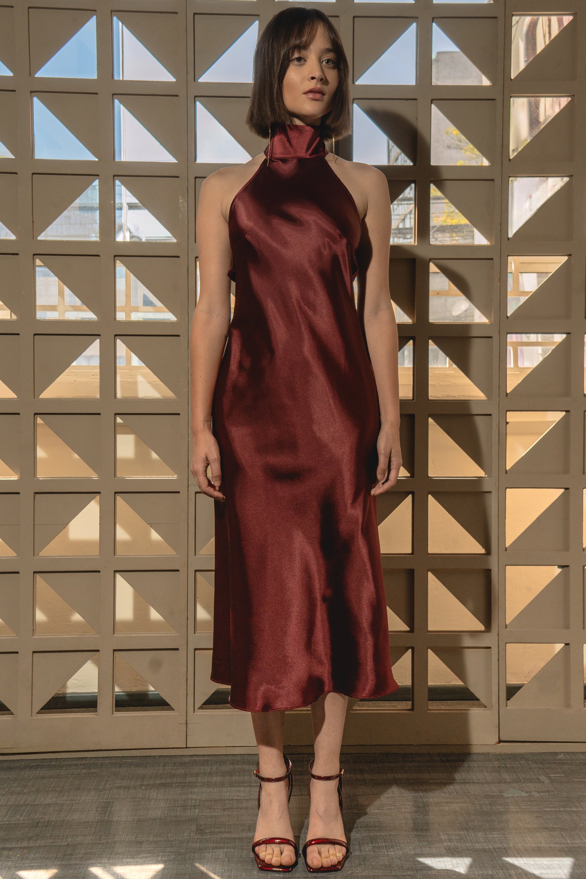 Vestido midi cuello alto con amarre en espalda VINO
