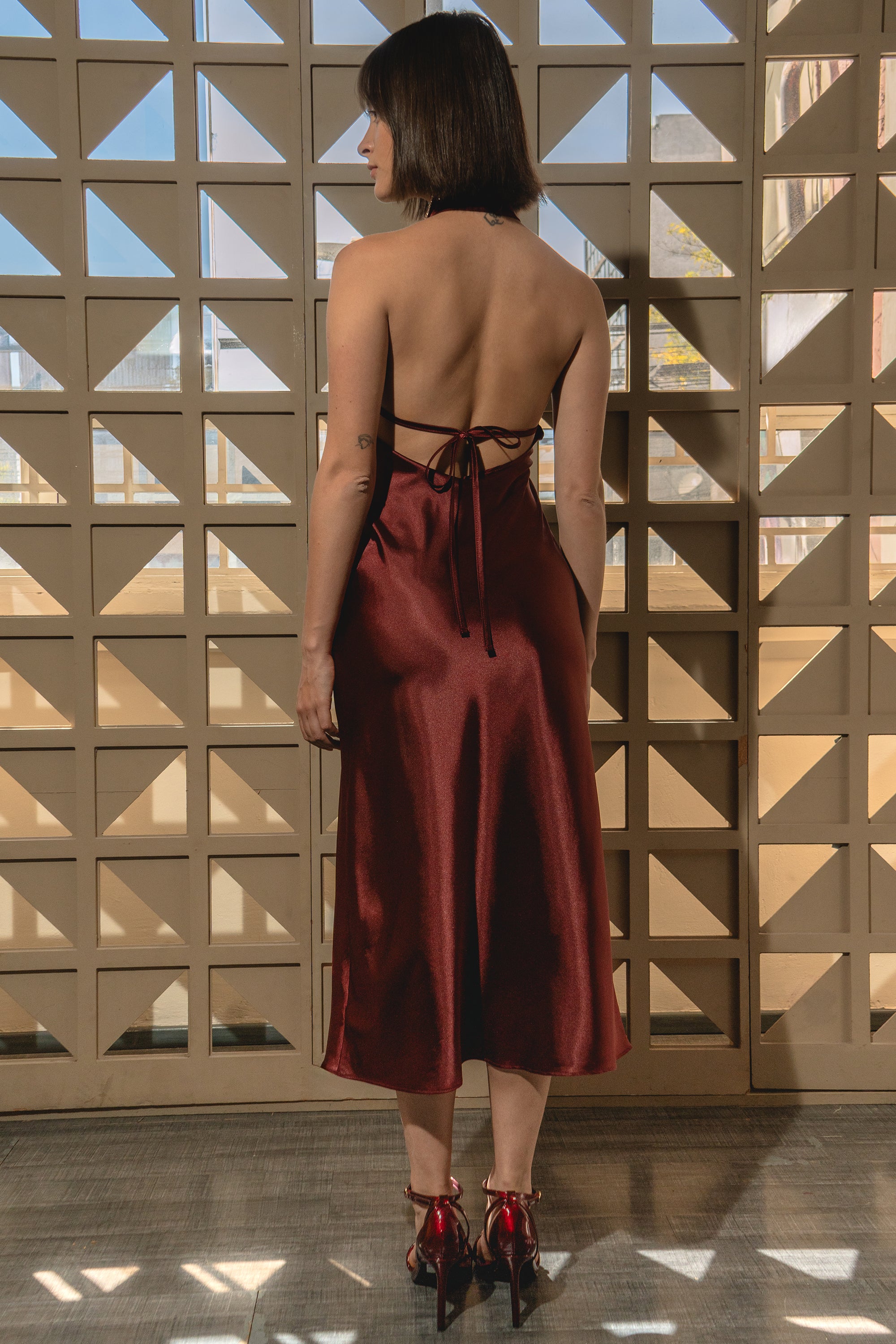 Vestido midi cuello alto con amarre en espalda VINO