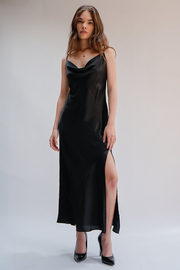 Vestido maxi satin escote columpio