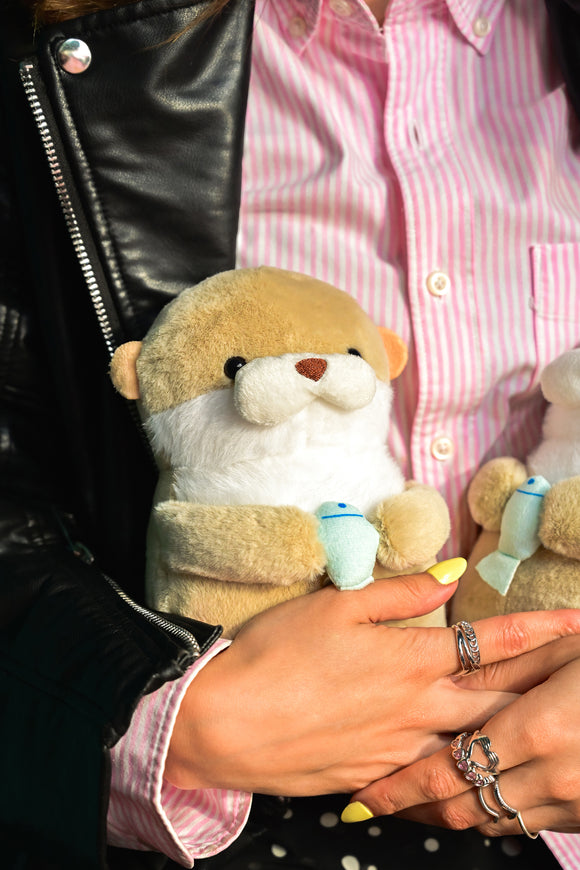 Peluche nutria con pez