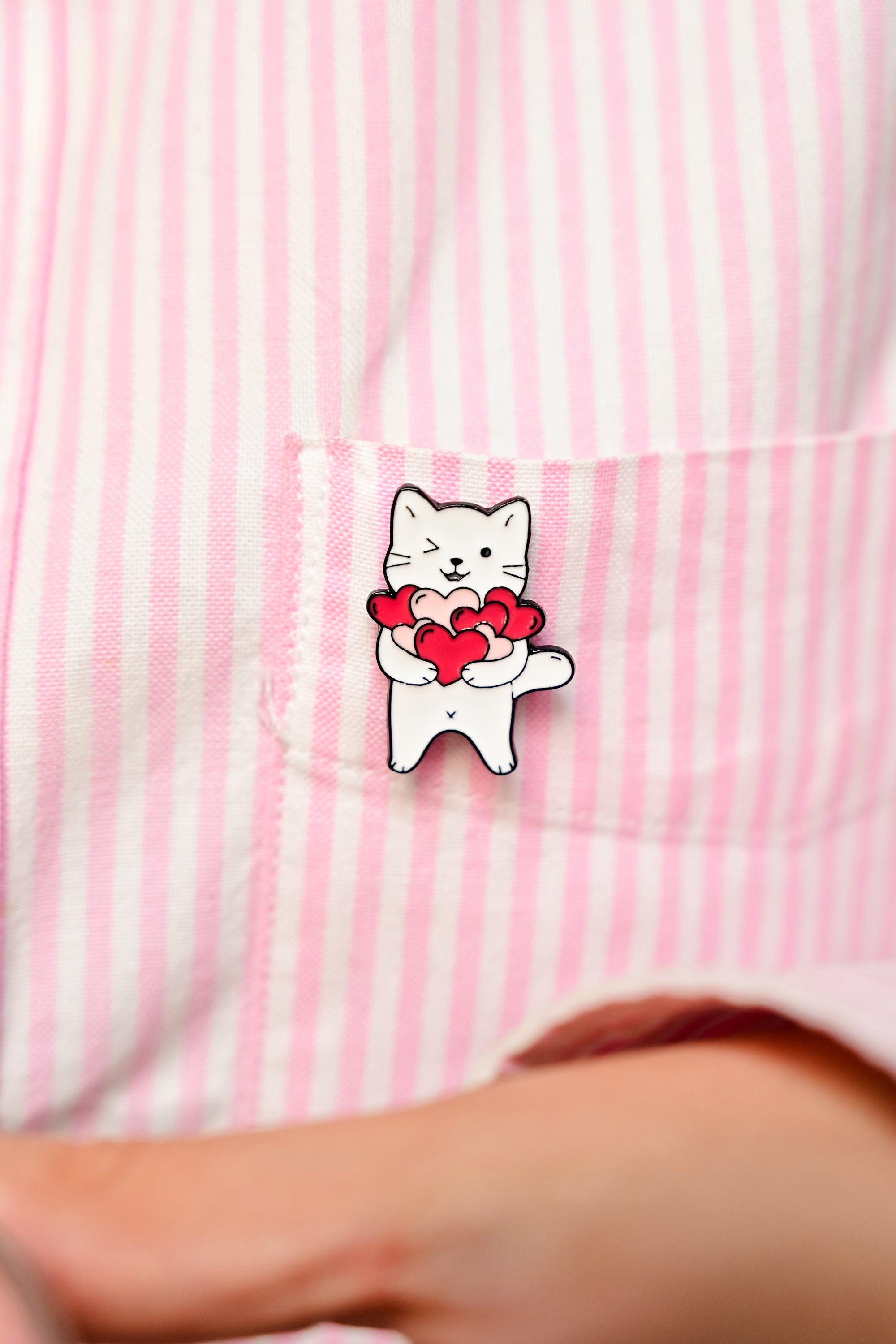 Pin gato enamorado corazones BLANCO
