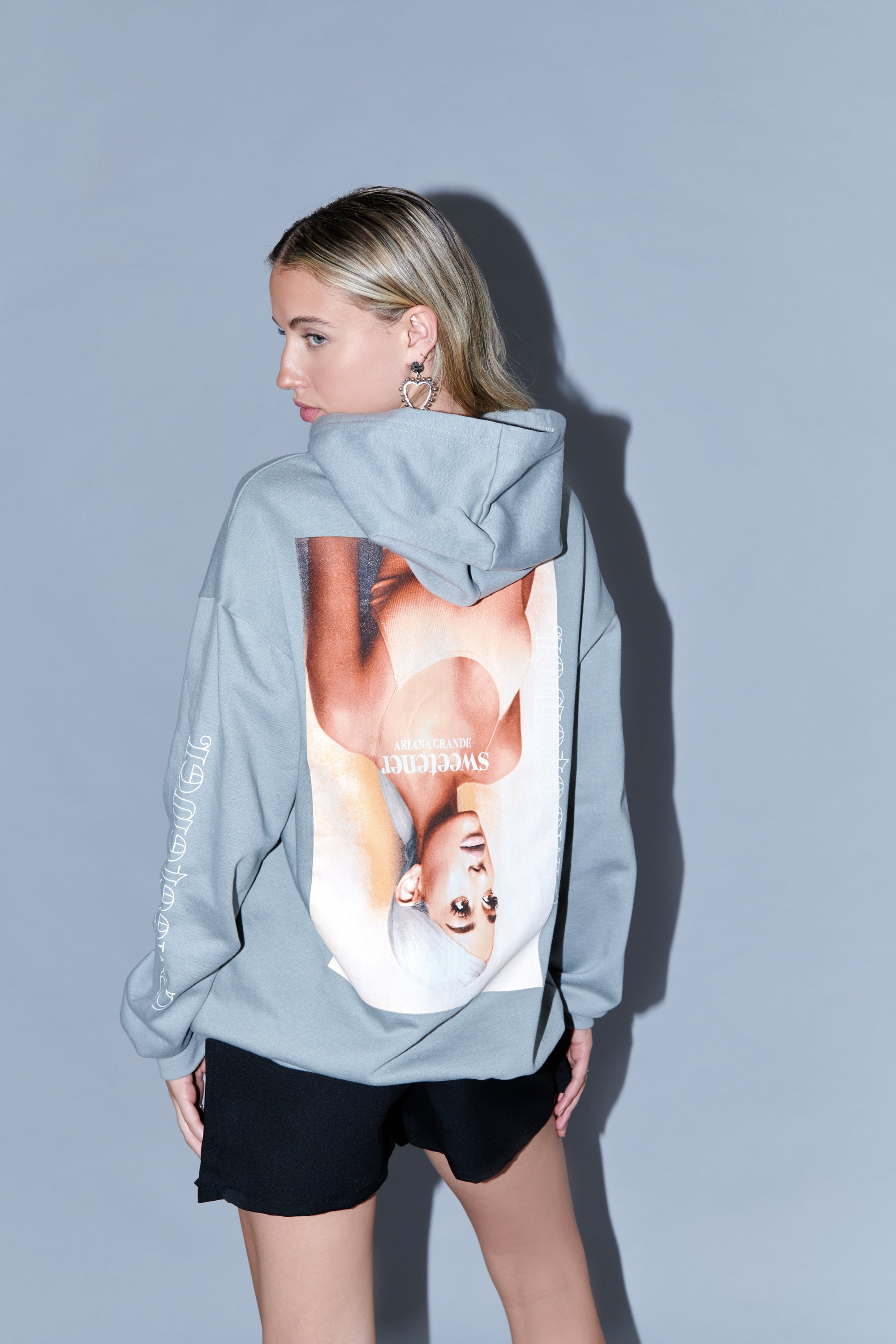 Sudadera Ariana Grande estampado frente espalda GRIS