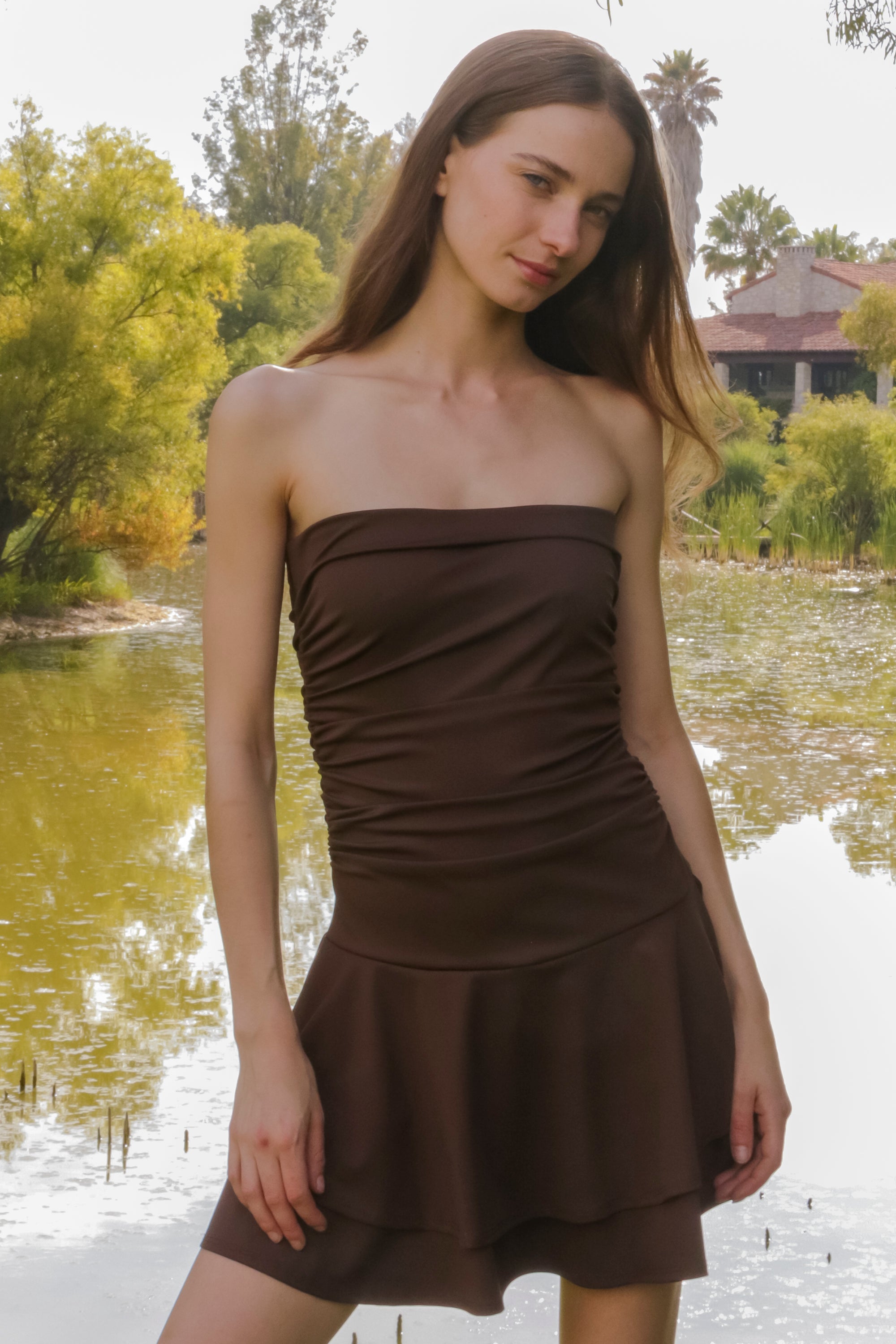 Vestido mini drapeado strapless CHOCOLATE
