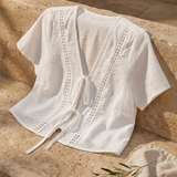Blusa detalle bordado con nudos en manga corta