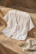 Blusa detalle bordado con nudos en manga corta