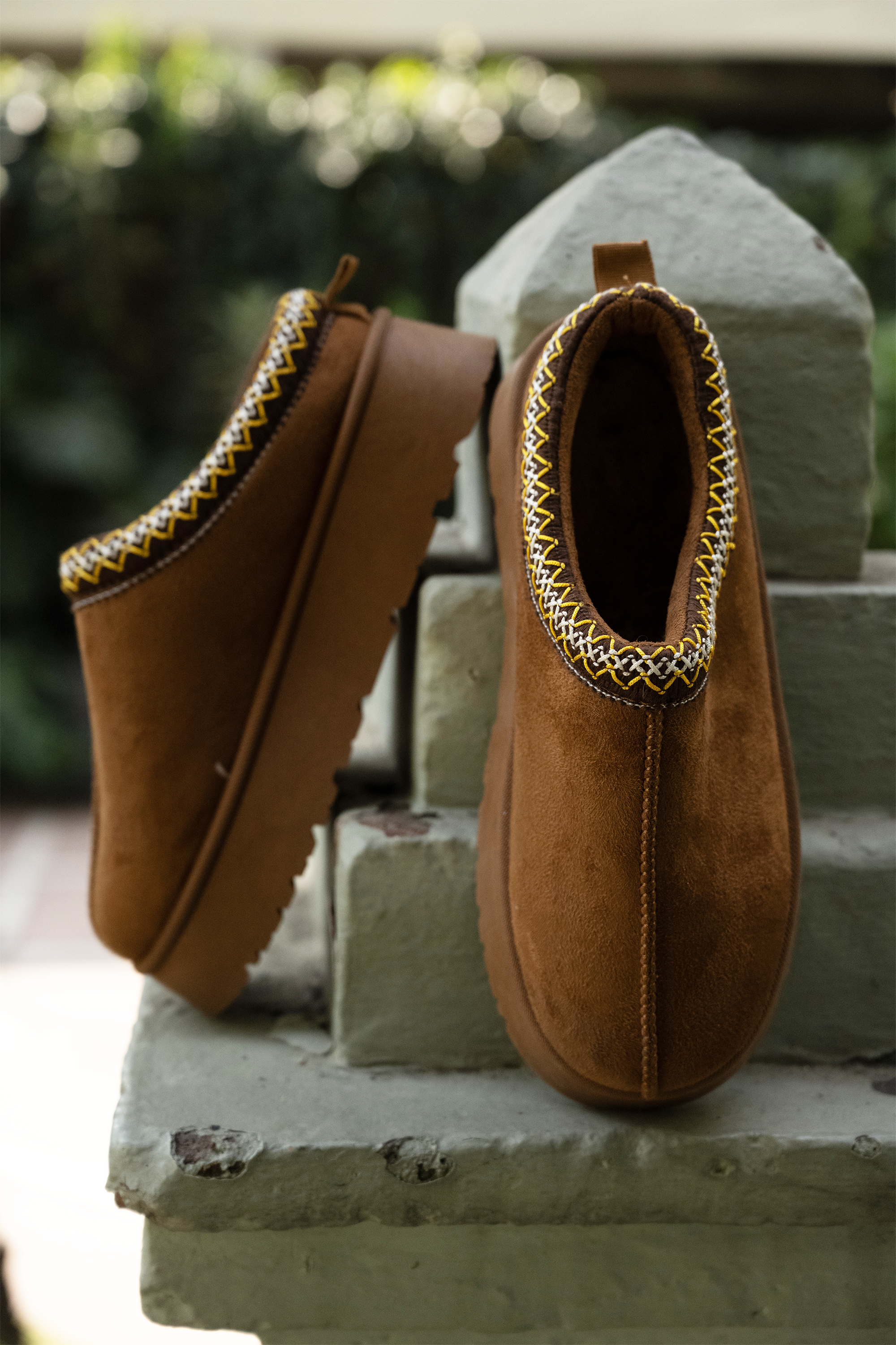 Zueco peluche franja TAN