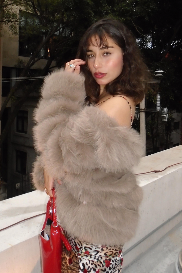 Abrigo pelo sintetico estilo capitando