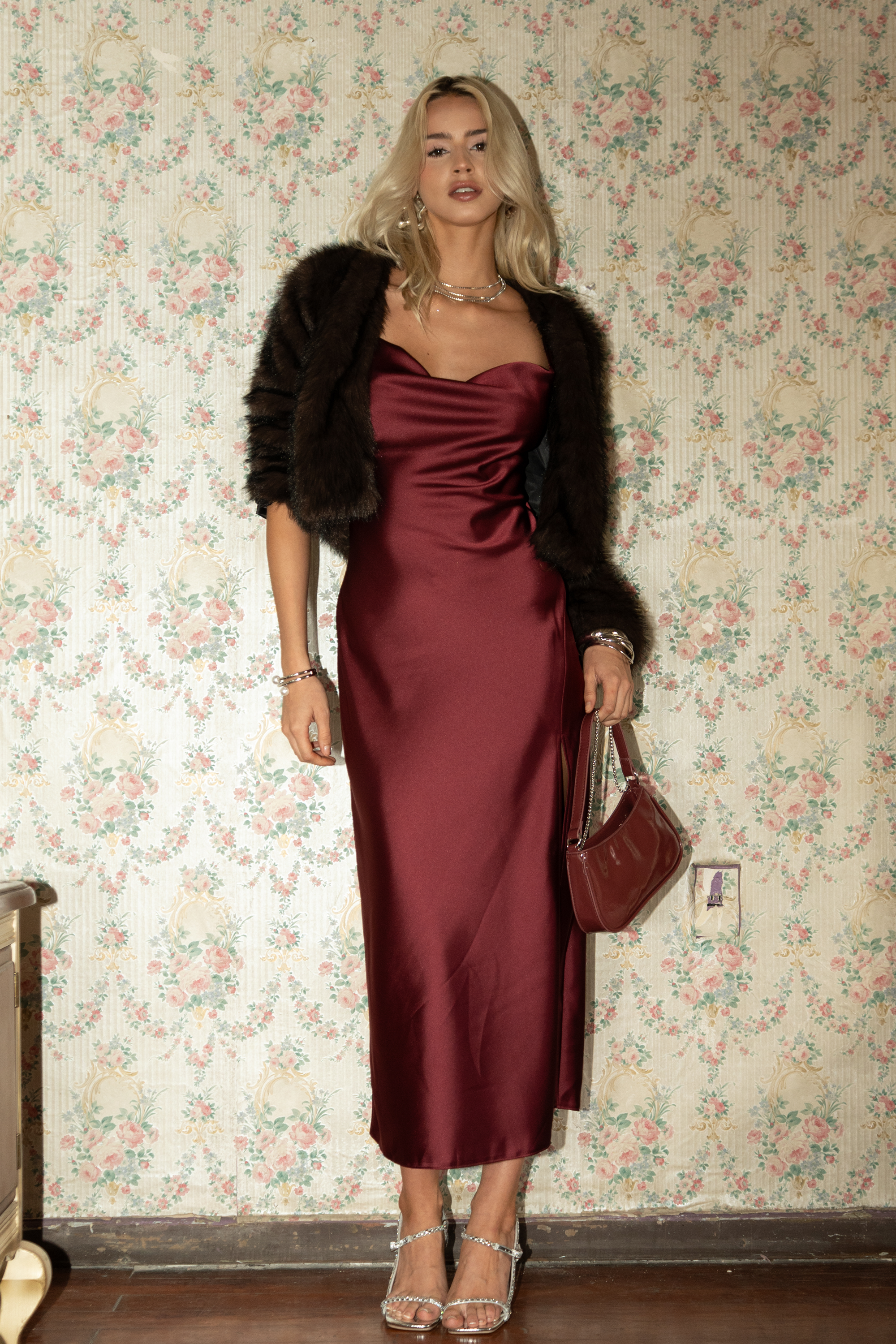 Vestido maxi satin escote columpio CIRUELA