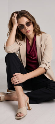 Este tacón es perfecto para elevar tu look en cualquier ocasión. Ideal para salidas con amigas o una cita especial, su diseño atemporal se adapta a tu estilo.
