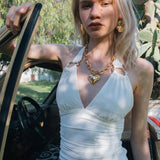 Top halter detalle hebillas y pliegues